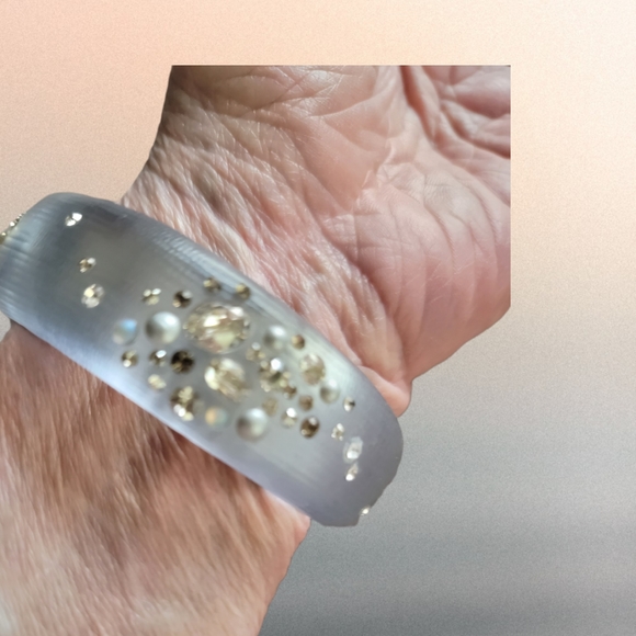 ALEXIS BITTAR | SWAROVSKI CRYSTAL LUMINOUS GRAY MAGNETIC LUCITE BRACELET - Picture 11 of 12
